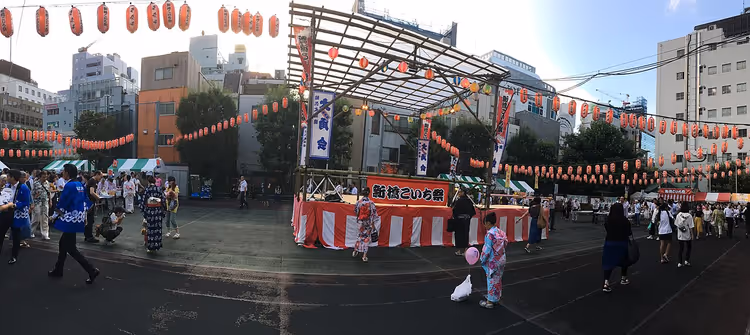 Fenerler ve sahne ile Japon sokak festivali matsuri