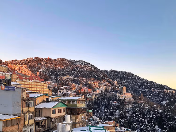 Panorama de Shimla nas encostas do Himalaia