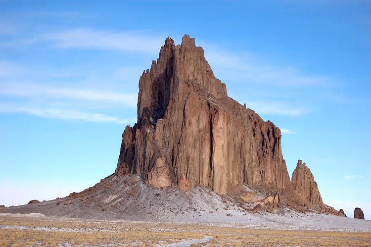 Shiprock-fjellformasjonen i ørkenlandskap
