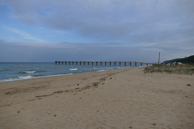 Breed zandstrand van Shkorpilovtsi met een lange pier