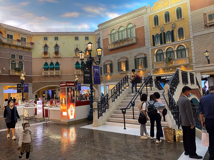 Venedik mimarisiyle Venetian alışveriş pasajı