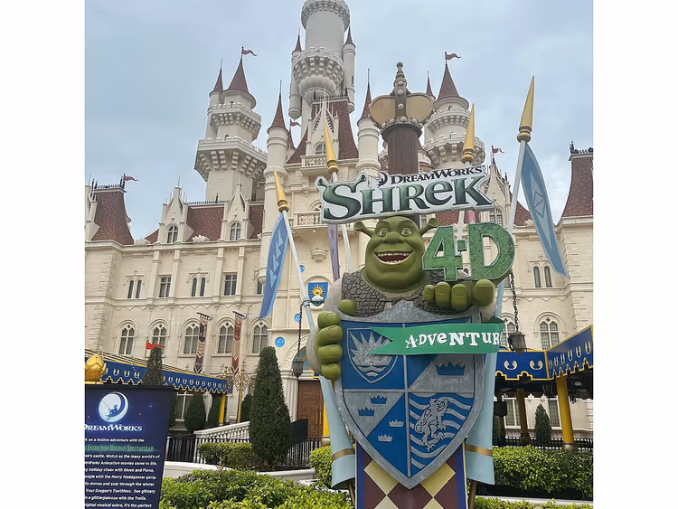 Shrek 4D-slott med en Shrek-statue og flagg