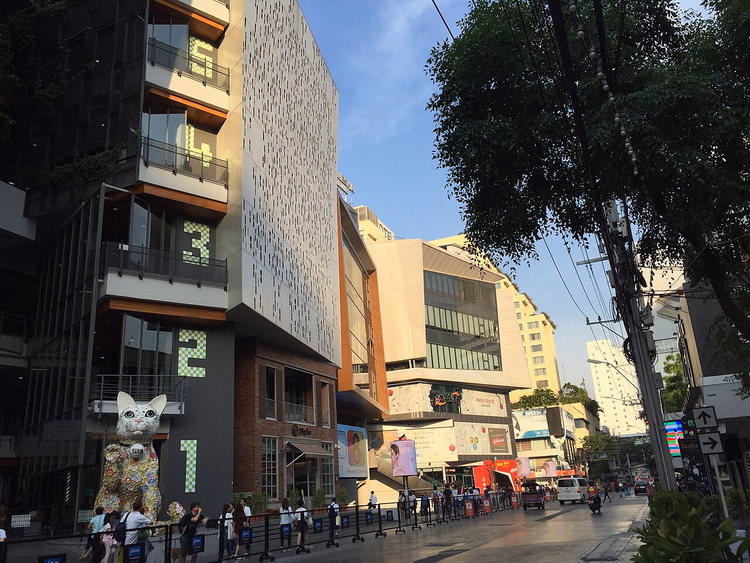 Güneşli bir sokakta Siam Square alışveriş merkezleri