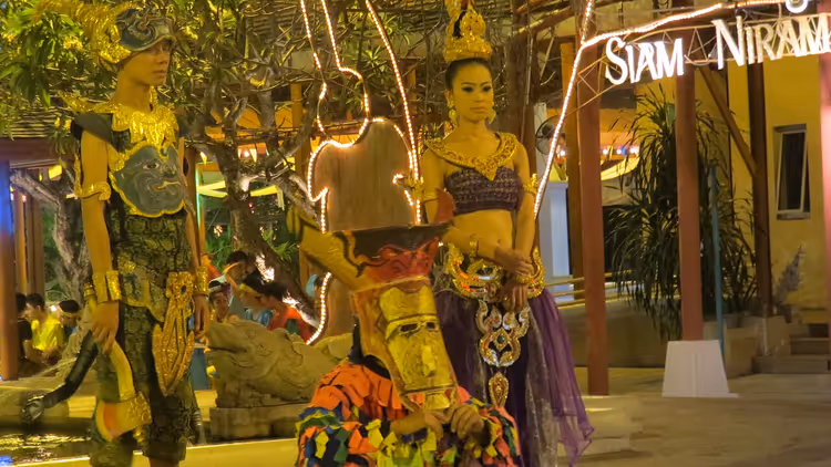 Kleurrijke scène uit de Siam Niramit-show