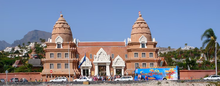 Inngangen til Siam Park med tårn i thai-stil