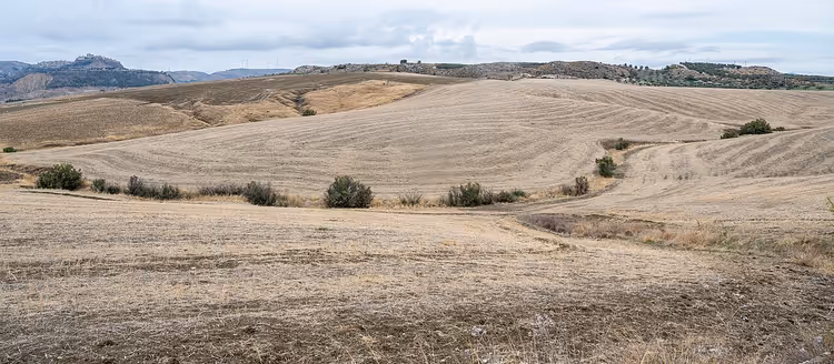 Tørre åser og jorder sør for Butera, Sicilia