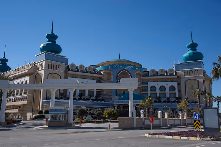 gevel van Crystal Sunset hotel met turquoise koepels