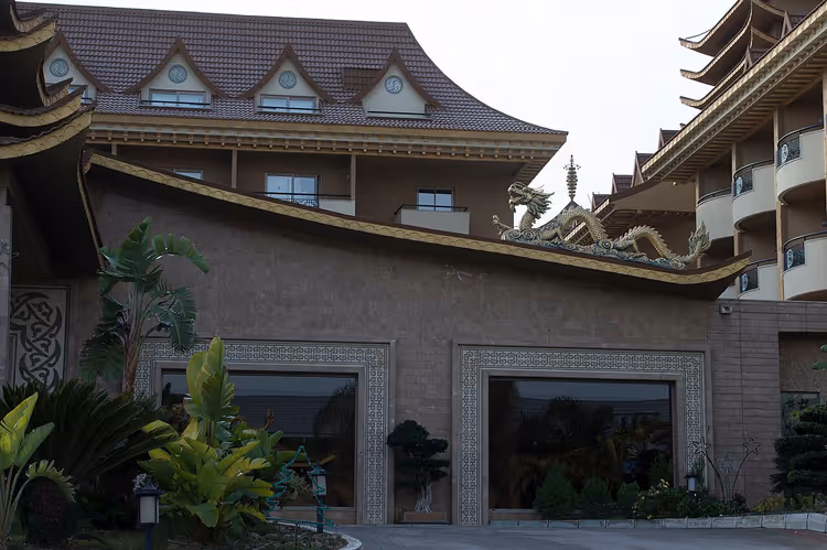 gevel van Royal Dragon hotel met draak en balkons