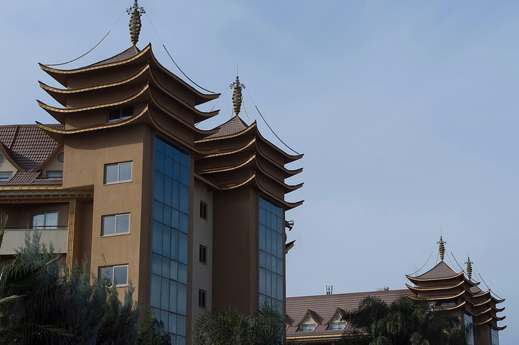 Pagodetorens van de gebouwen van het Royal Dragon Hotel