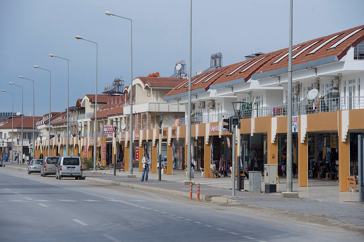 Straße mit Geschäften im Feriengebiet Kumköy