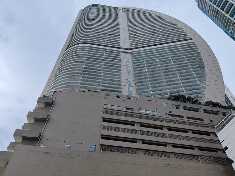 ناطحة سحاب فندق جي دبليو ماريوت بنما المنحنية مع قاعدة مواقف السيارات