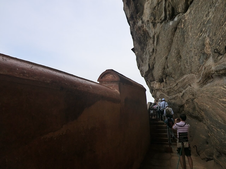 Turistas subiendo por el Muro del Espejo de Sigiriya