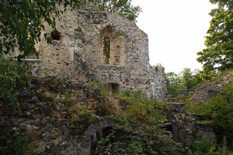 Rovine del castello medievale di Sigulda tra il verde