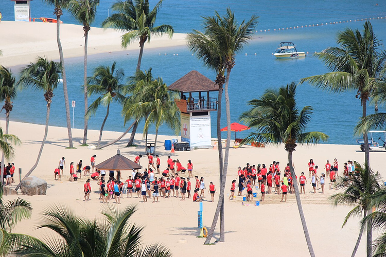 Siloso Beach mit Palmen und einem Rettungsturm