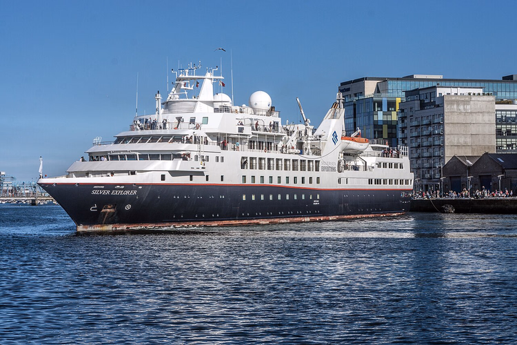 Statek ekspedycyjny Silver Explorer na wodzie w porcie