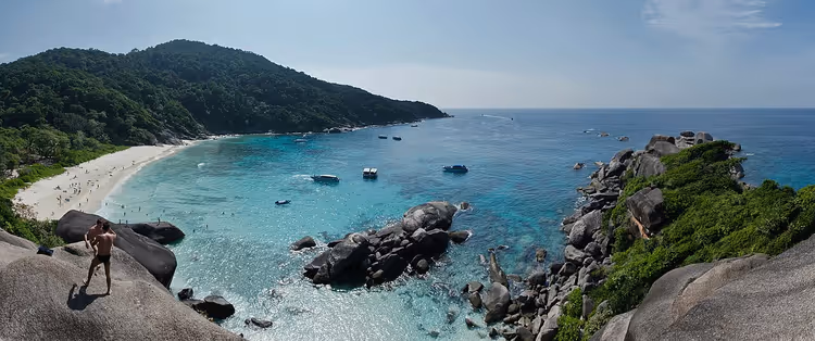 Türkisfarbene Bucht der Similan-Inseln mit Granitfelsen
