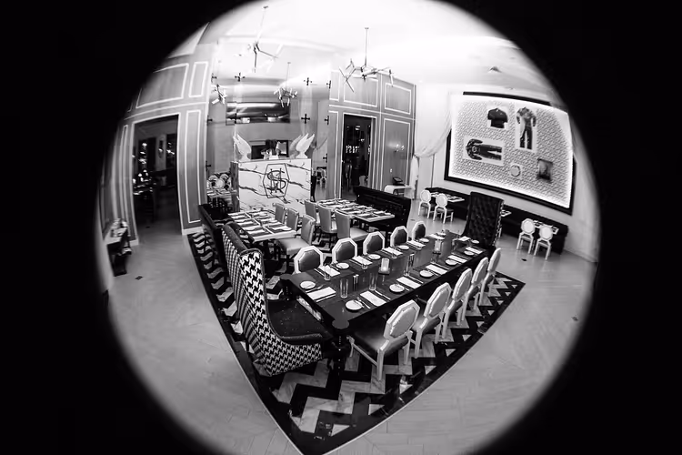 Zwart-wit interieur van een restaurant met een tegelvloer