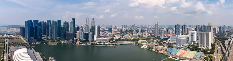 Marina Bay ve Singapur silüetinin panoramik görünümü