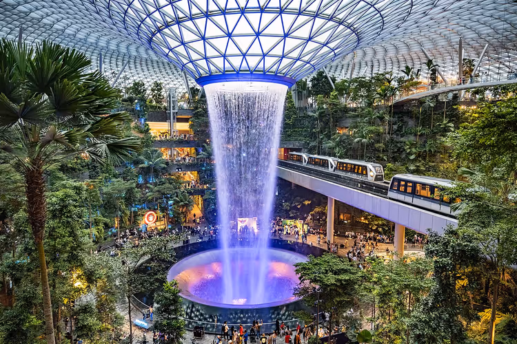 Rain Vortex Wasserfall im Jewel Changi