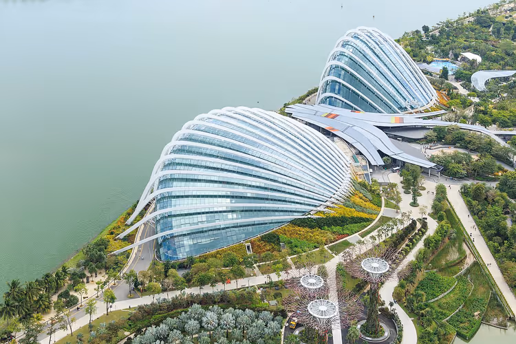 Glaskuppel des Flower Dome mit Pflanzen