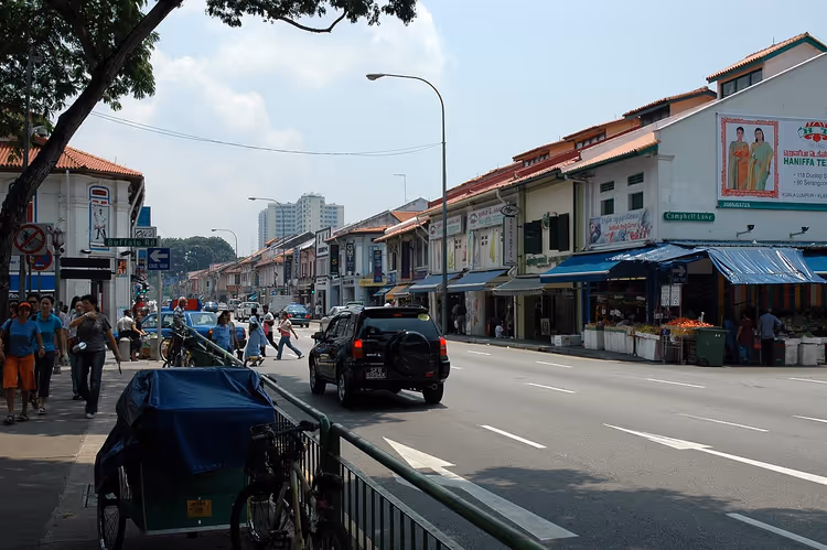 Strada di Little India con shophouse e risciò