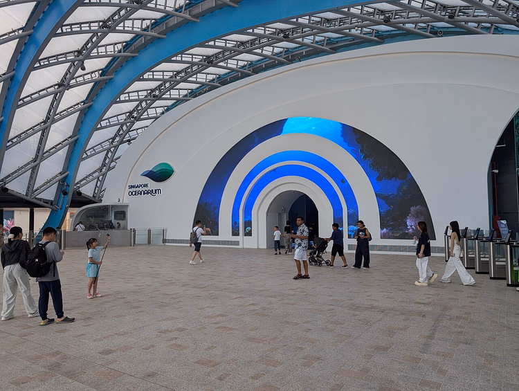 Mavi kemerli Singapur Oceanarium girişi