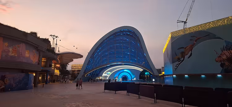 المدخل المضاء بالأزرق لأكواريوم إس إي إيه في سنغافورة ليلاً