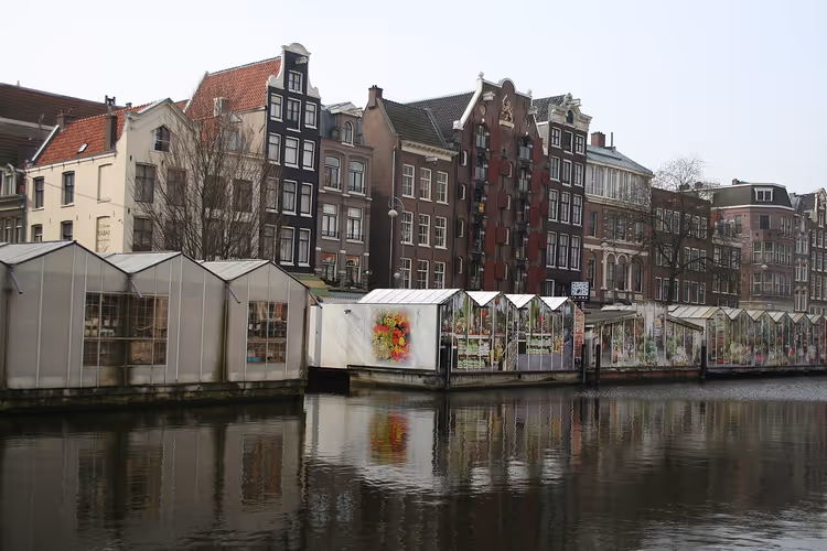 Flytende blomsterpaviljonger på en kanal i Amsterdam