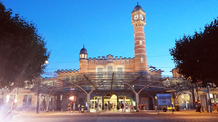 Station Gent-Sint-Pieters met klokkentoren in de avond