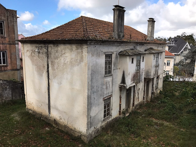 Oud huis met een pannendak in Sintra
