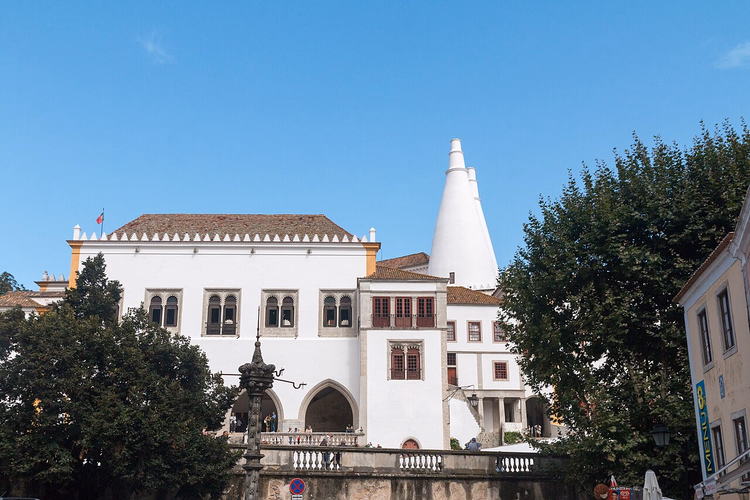 Nationalpalast von Sintra mit weißen konischen Schornsteinen