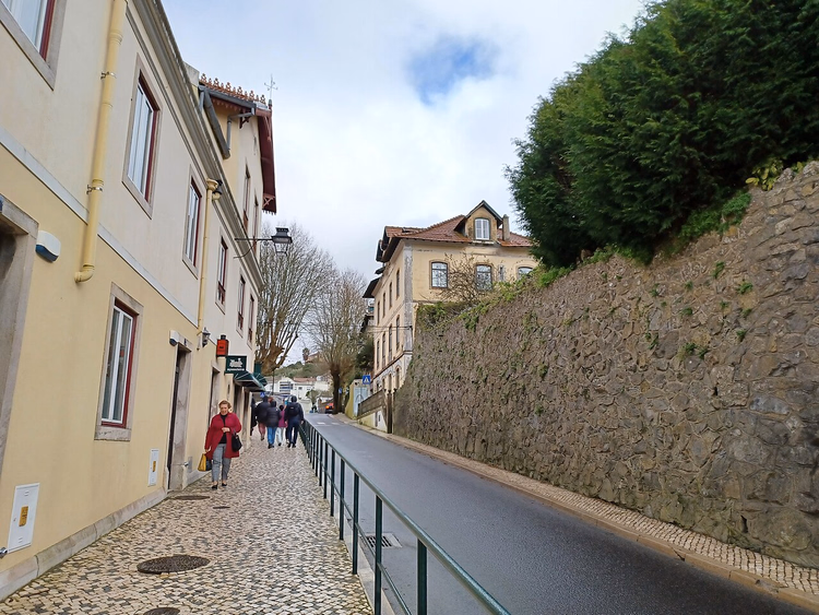 Geplaveide straat in het historische centrum van Sintra
