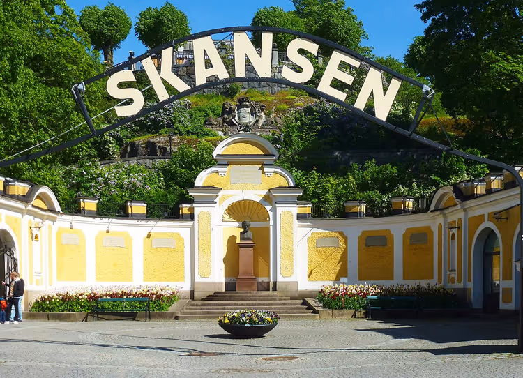 Toegangspoort met SKANSEN belettering bij openluchtmuseum Skansen