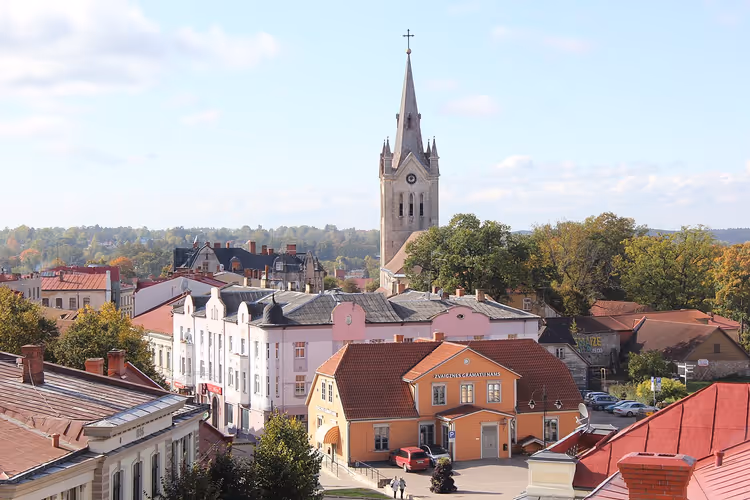 Cēsis-Panorama mit Kirchturm und Dächern