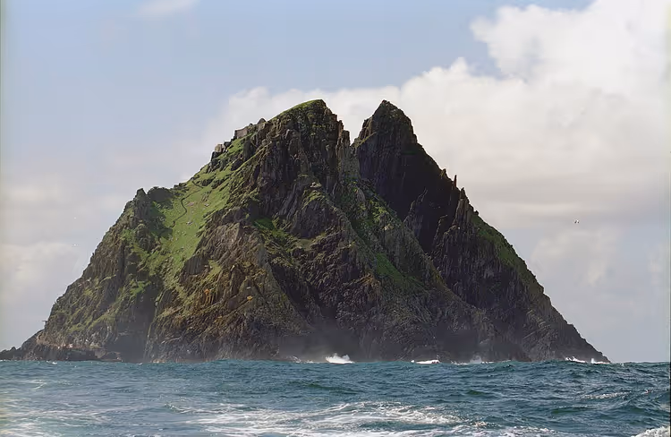 Okyanusta kayalık Skellig Michael adası