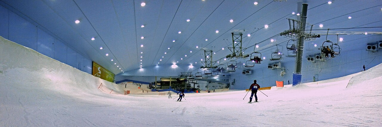 Лыжники на крытом склоне Ski Dubai
