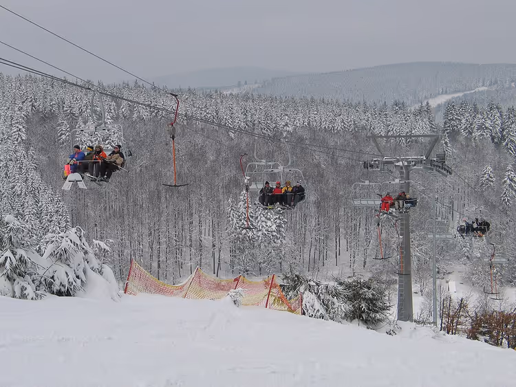 Kleines Skigebiet in Deutschland im Winter