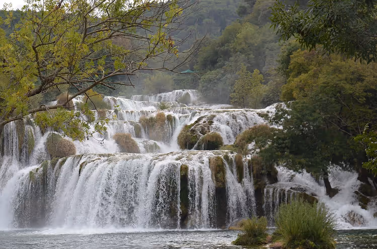 Cascate di Skradinski Buk a più livelli nel verde