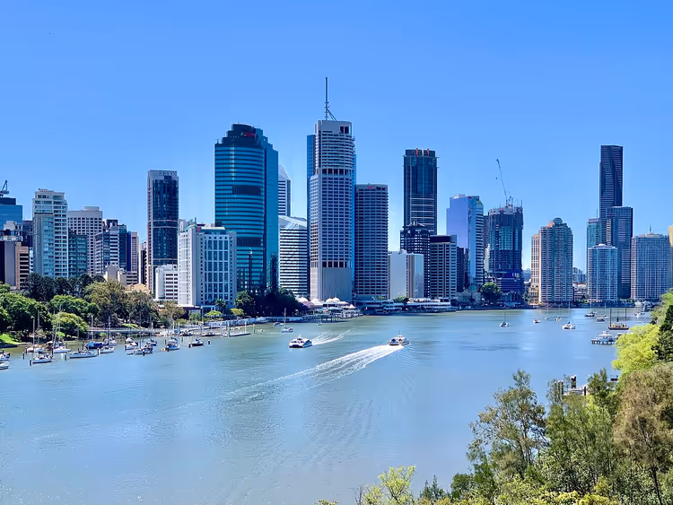 Skyline van Brisbane over de rivier met boten