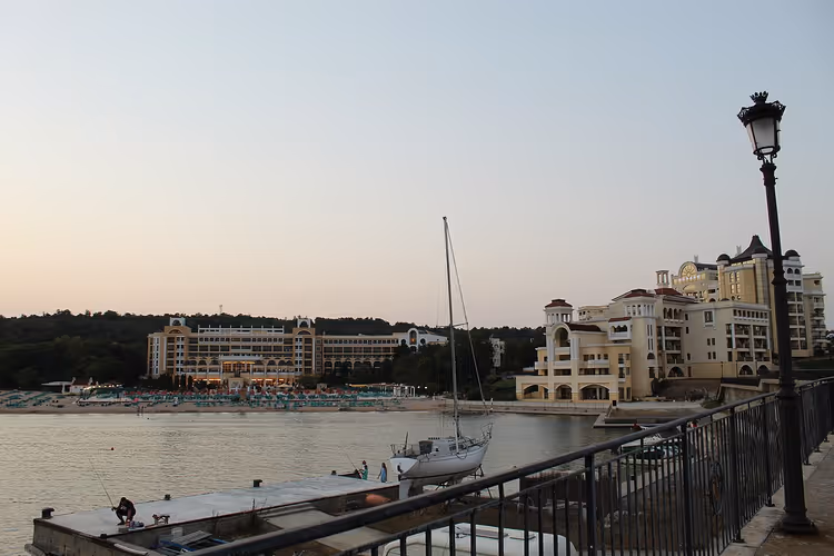 Utsikt mot Duni Marina Royal Palace Hotel fra bryggen