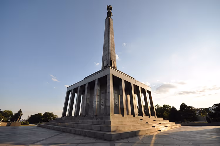 Slavín-monumentet i Bratislava, obelisk med statue