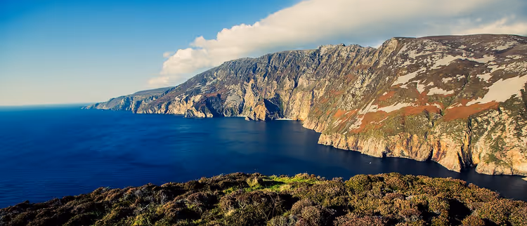 Høye havklipper på Slieve League over havet