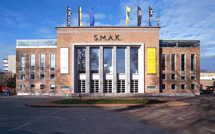 Gebouw van het S.M.A.K. met bewegwijzering