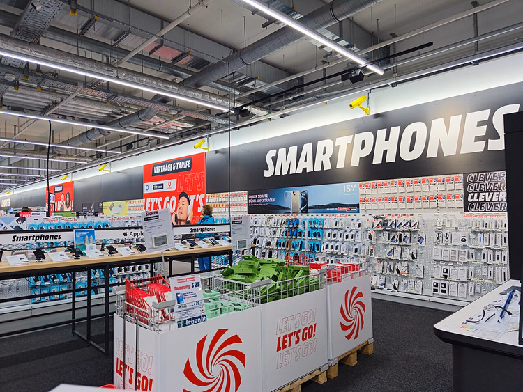 Almanya'daki bir MediaMarkt mağazasında akıllı telefon reyonu