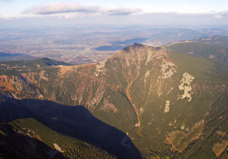 La vetta di Sněžka e la valle Obří důl visti dall'alto
