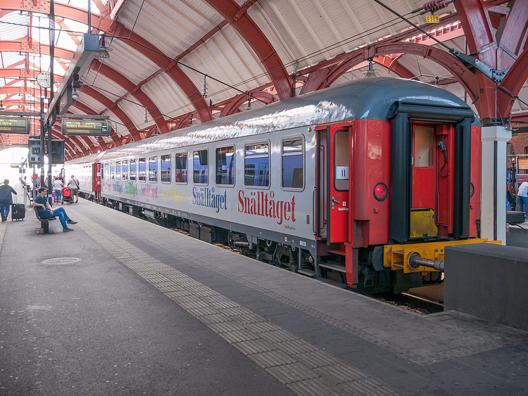 Coche de Snälltåget en el andén de la estación de Malmö