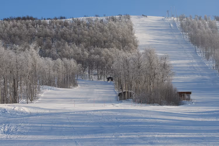 Snødekt skråning og skiheis i Hemavan