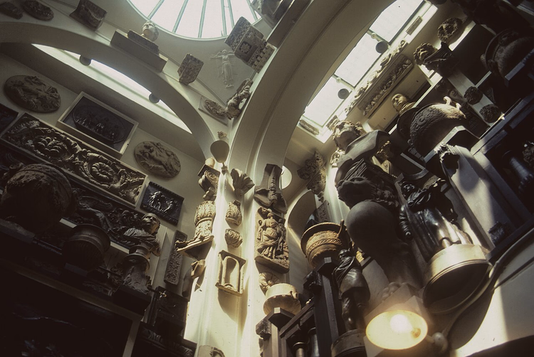 Arkitektoniske fragmenter under kuppelen i Sir John Soane's Museum