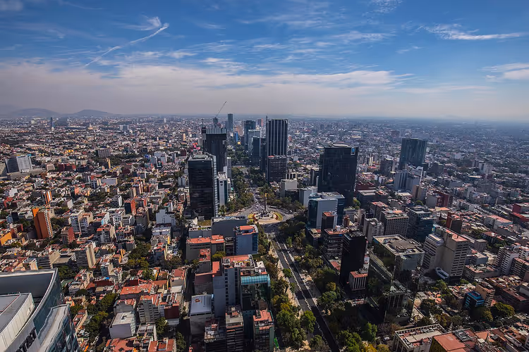 Panoramisch uitzicht op Mexico-Stad van bovenaf, Paseo de la Reforma