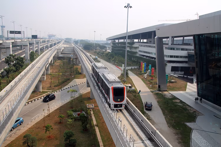 Skytrain op een verhoogd spoor bij de terminal van Soekarno-Hatta Airport